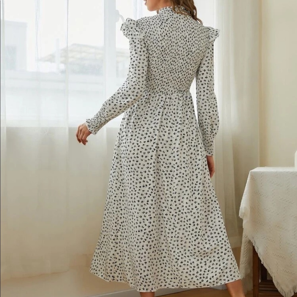 Ruffle neck floral Dress - Picture 3 of 3